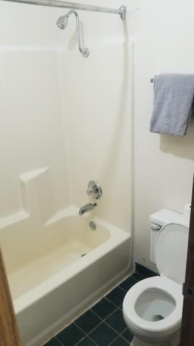 Hotel 2 Queen Beds Hotel Room 222 Wi-Fi Hot Tub Booking ستيلووتر المظهر الخارجي الصورة