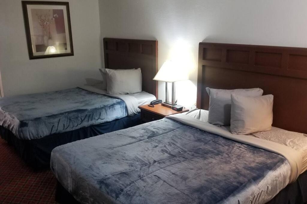 Hotel 2 Queen Beds Hotel Room 222 Wi-Fi Hot Tub Booking ستيلووتر المظهر الخارجي الصورة