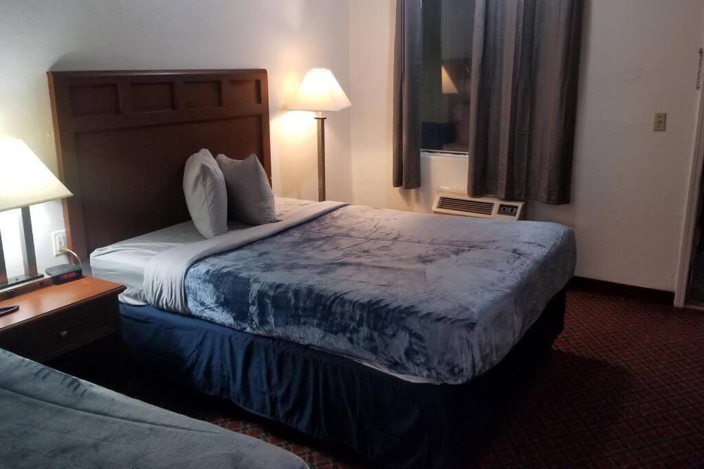 Hotel 2 Queen Beds Hotel Room 222 Wi-Fi Hot Tub Booking ستيلووتر المظهر الخارجي الصورة